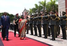 अंगोला में राष्ट्रपति द्रौपदी मुर्मु ने अंगोला के राष्ट्रपति जोआओ मैनुअल गोंजाल्विस लौरेंको के साथ द्विपक्षीय बैठक की