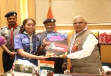 राज्यपाल मंगुभाई पटेल को भारत स्काउट्स एवं गाइड्स का बैज और स्कार्फ पहनाया