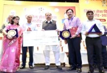 मंत्री चैतन्य काश्यप ने ग्वालियर कलेक्टर चौहान को पुरस्कार प्रदान कर किया सम्मानित