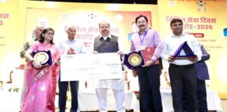 मंत्री चैतन्य काश्यप ने ग्वालियर कलेक्टर रुचिका चौहान को पुरस्कार प्रदान कर किया सम्मानित