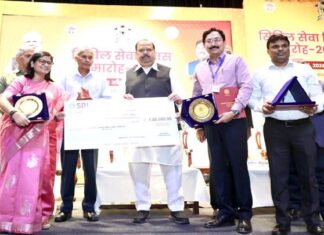 मंत्री चैतन्य काश्यप ने ग्वालियर कलेक्टर रुचिका चौहान को पुरस्कार प्रदान कर किया सम्मानित