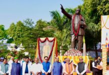 उपराष्ट्रपति, प्रधानमंत्री एवं लोकसभा अध्यक्ष ने बाबासाहेब डॉ. भीमराव अम्बेडकर की जयंती पर उनकी प्रतिमा पर पुष्पांजलि अर्पित की