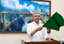 केंद्रीय रेल मंत्री अश्विनी वैष्णव ने बेंगलुरु-मुंबई एक्सप्रेस ट्रेन को हरी झंडी दिखाकर रवाना किया